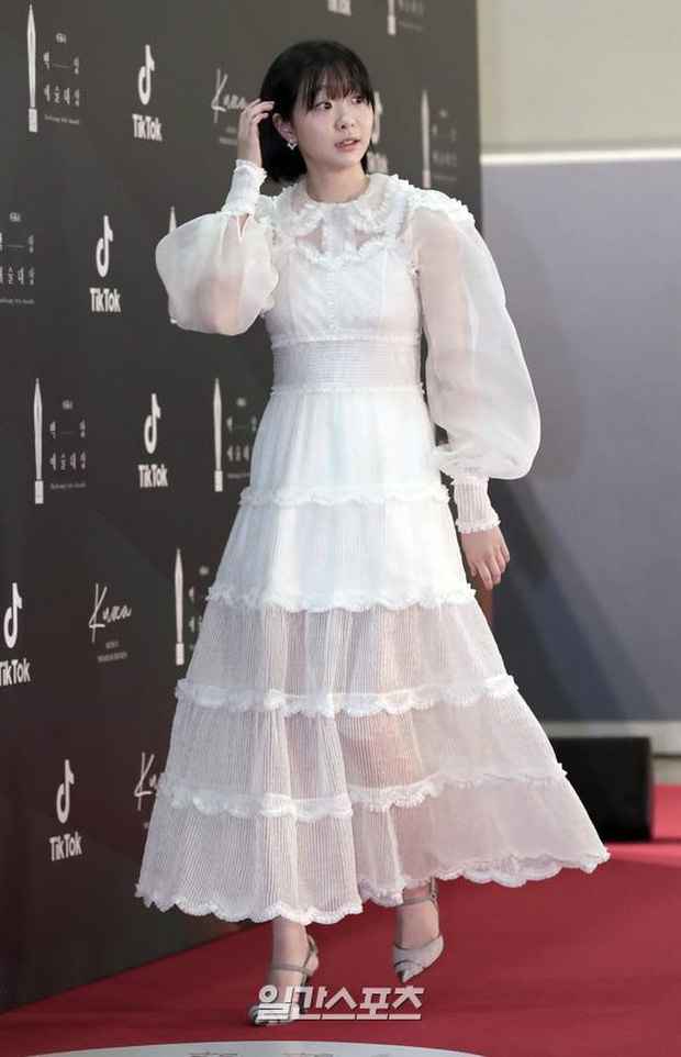 Dân tình kêu trời khi thấy nữ chính Itaewon xuất hiện tại thảm đỏ Baeksang 2020 - Hình 2