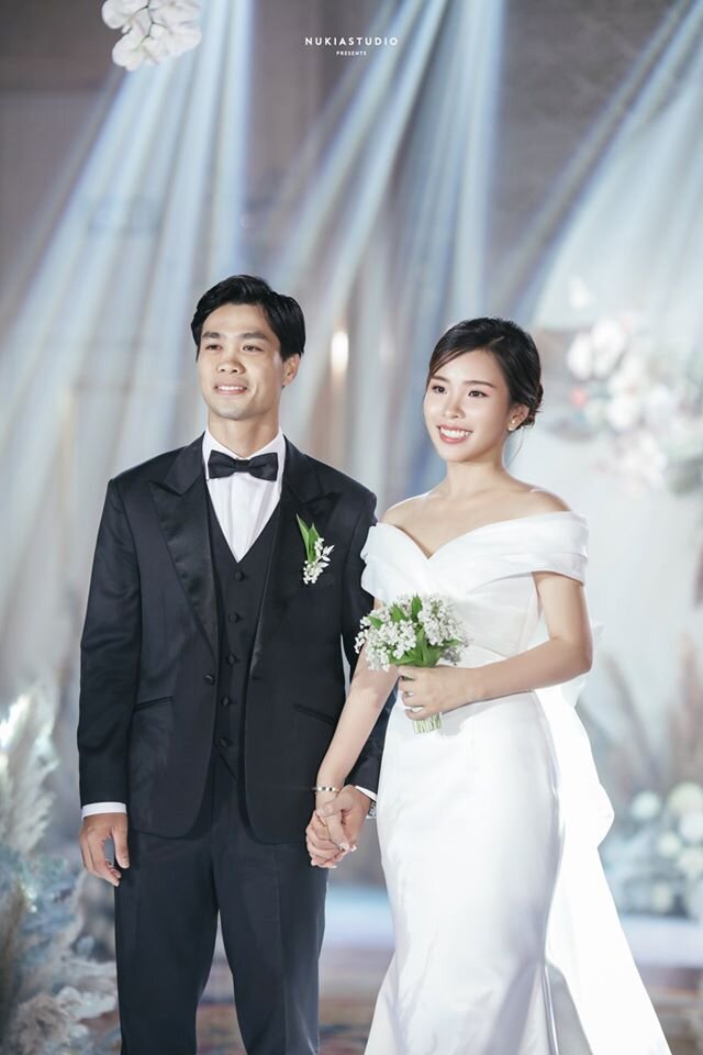 Đọ nhan sắc các nàng WAGs Việt trong ngày trọng đại: Người phong độ thất thường, người kiêu sa lộng lẫy - Hình 1
