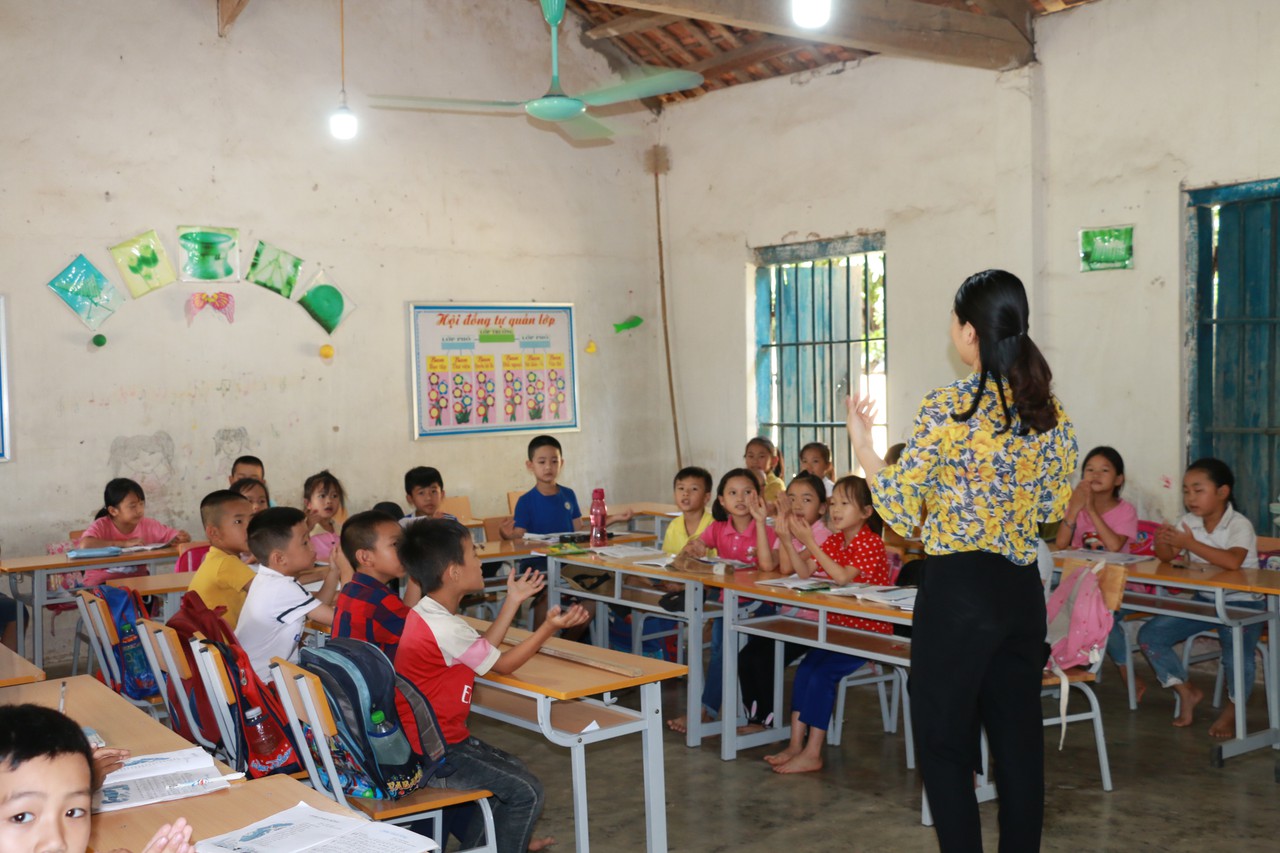 Học sinh Nghệ An đội nắng, chống nóng đến trường - Hình 1