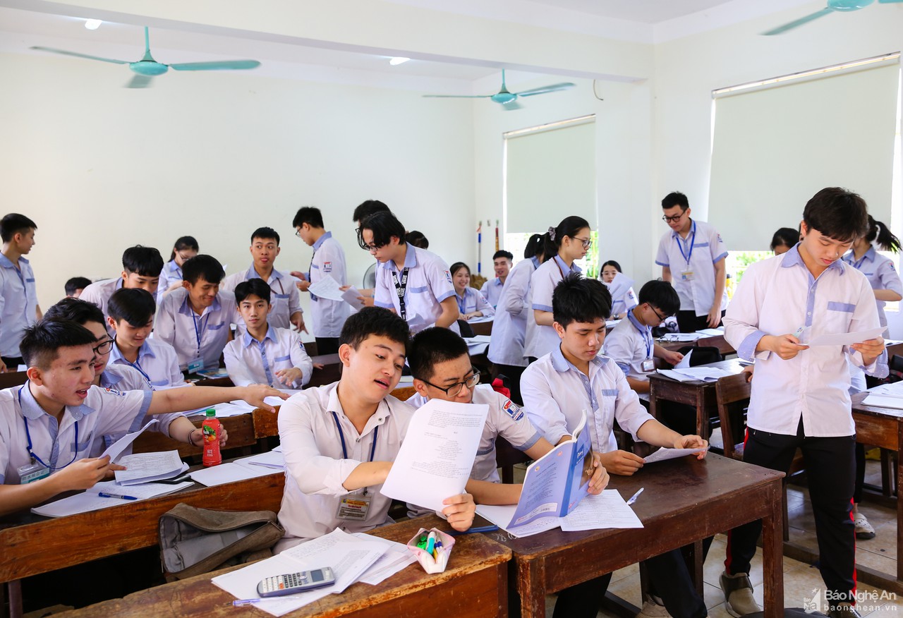Học sinh Nghệ An đội nắng, chống nóng đến trường - Hình 9