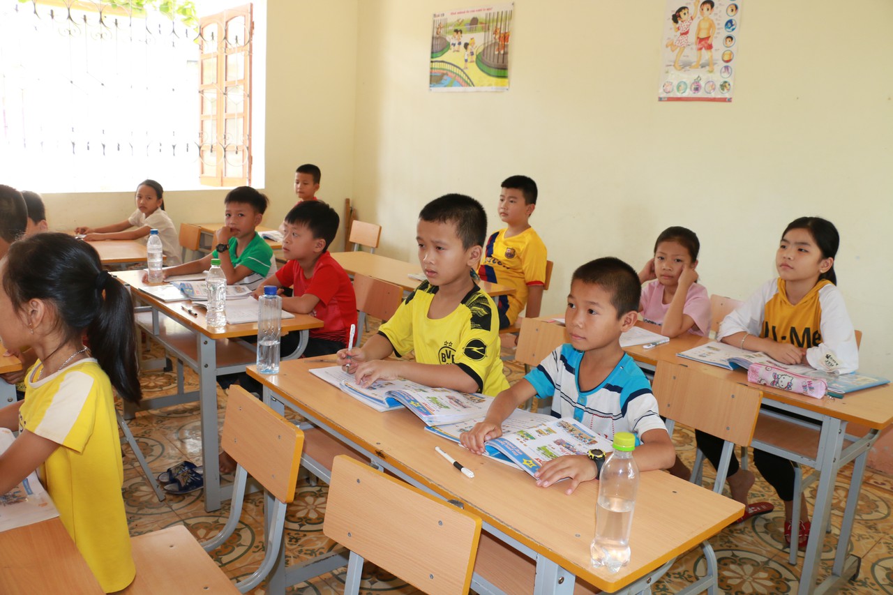Học sinh Nghệ An đội nắng, chống nóng đến trường - Hình 4