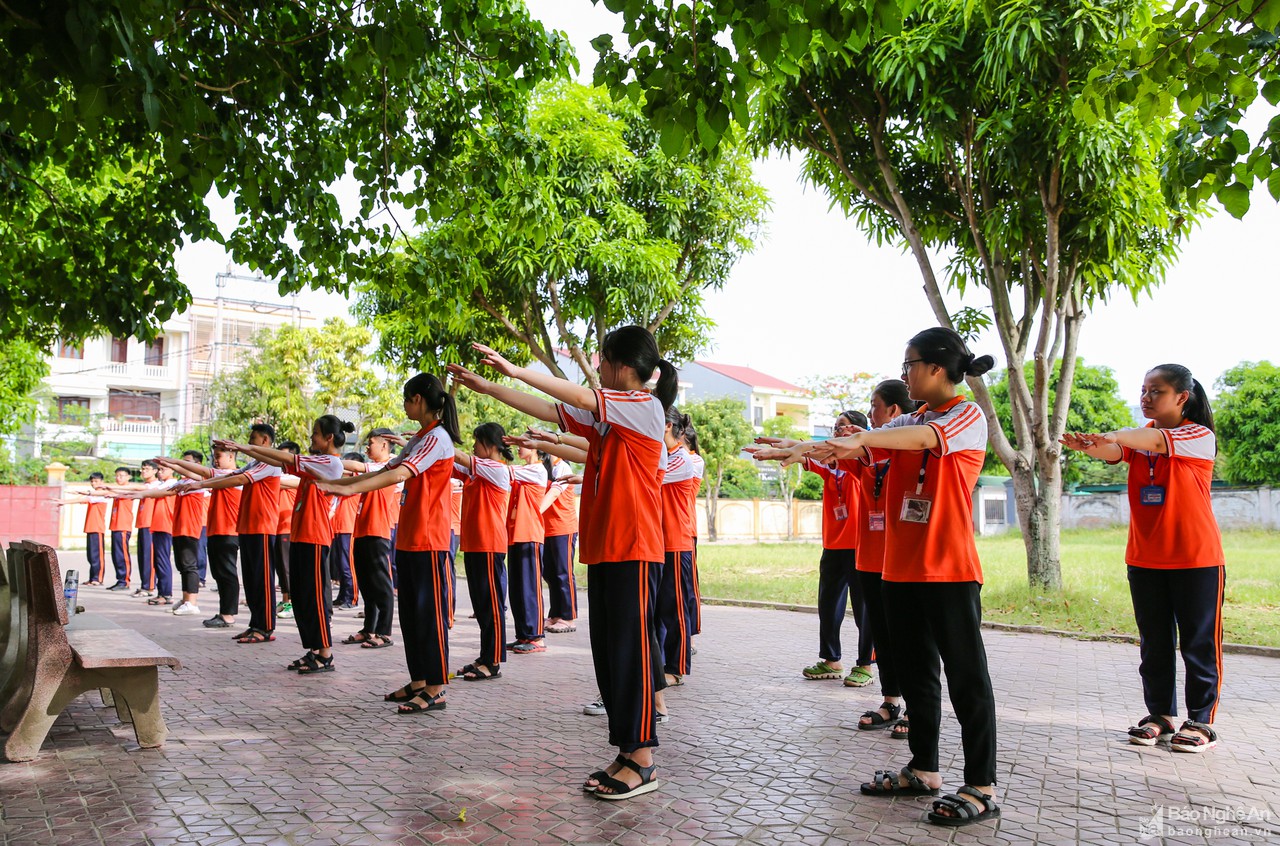 Học sinh Nghệ An đội nắng, chống nóng đến trường - Hình 8