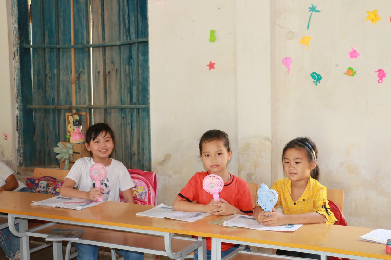 Học sinh Nghệ An đội nắng, chống nóng đến trường - Hình 2
