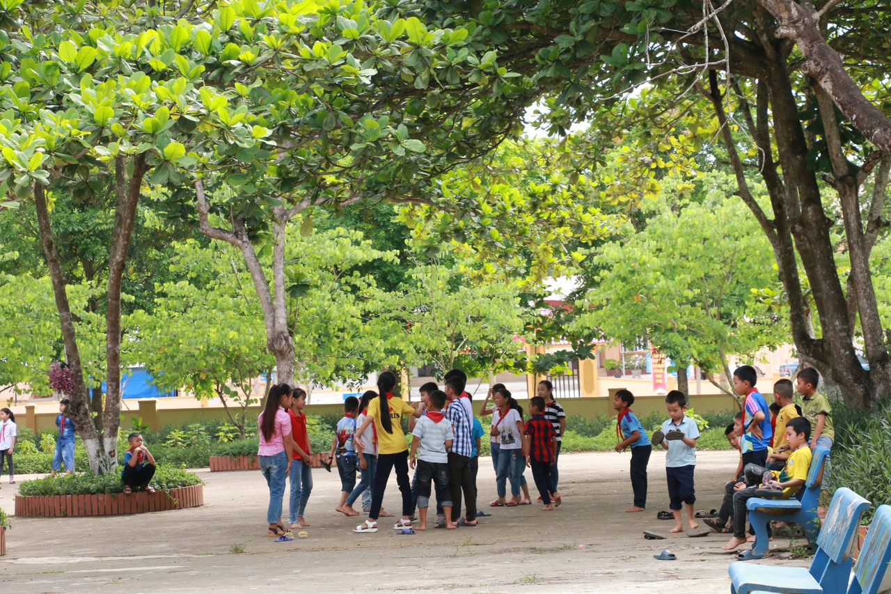 Học sinh Nghệ An đội nắng, chống nóng đến trường - Hình 5