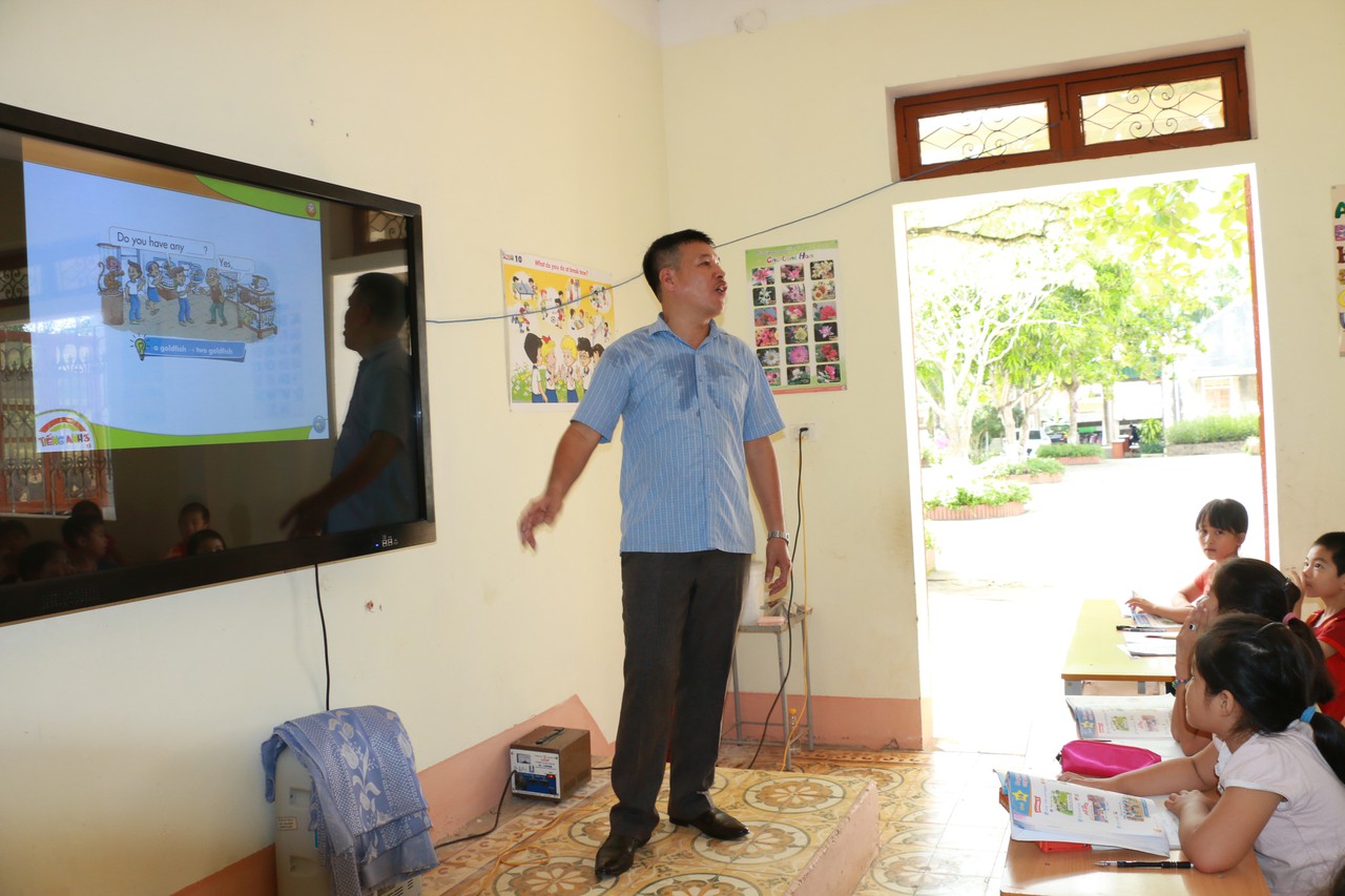 Học sinh Nghệ An đội nắng, chống nóng đến trường - Hình 3