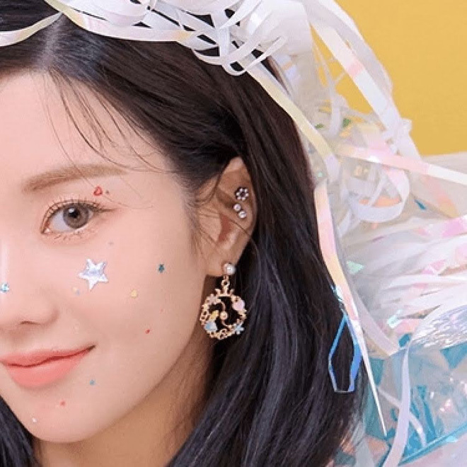 Lần đầu có idol Hàn đeo khuyên tai 26.000 VNĐ chụp poster, netizen được dịp tranh cãi căng đét - Hình 2