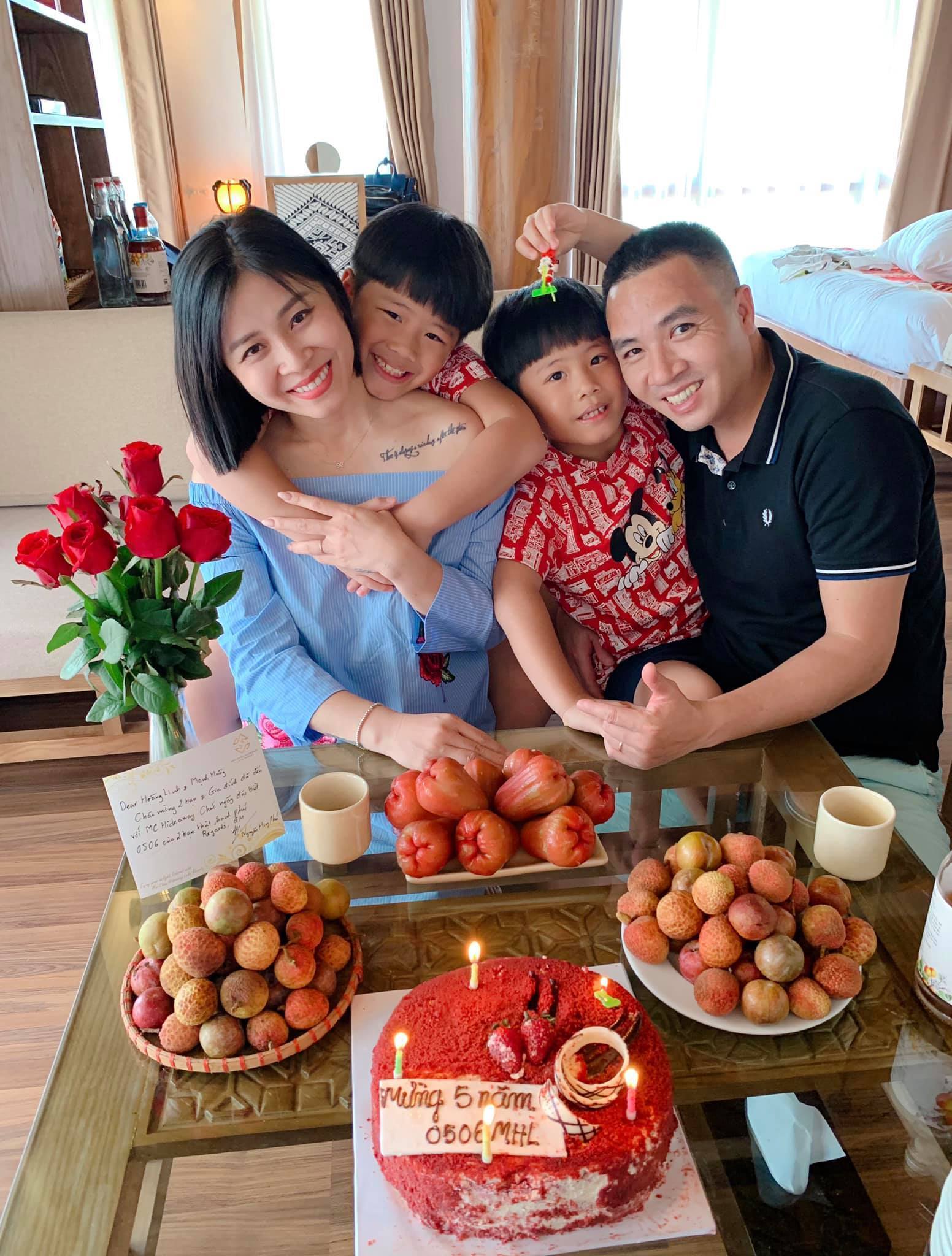 MC Hoàng Linh kỷ niệm 5 năm bên ông xã và các con - Hình 1