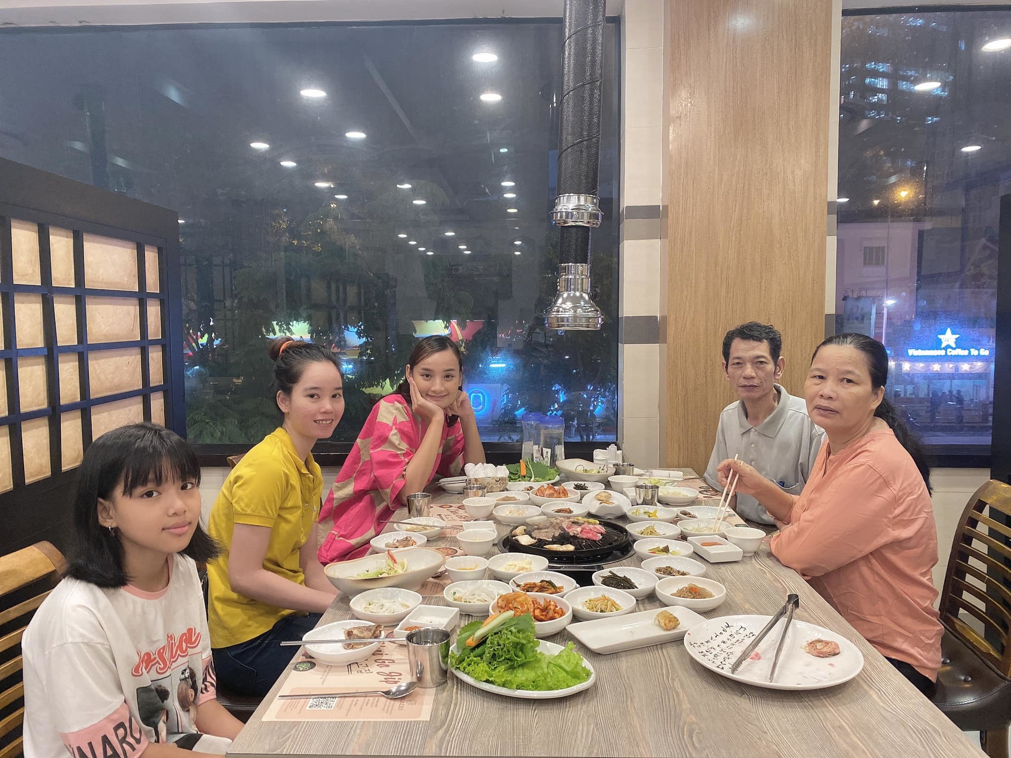 MC Hoàng Linh kỷ niệm 5 năm bên ông xã và các con - Hình 14