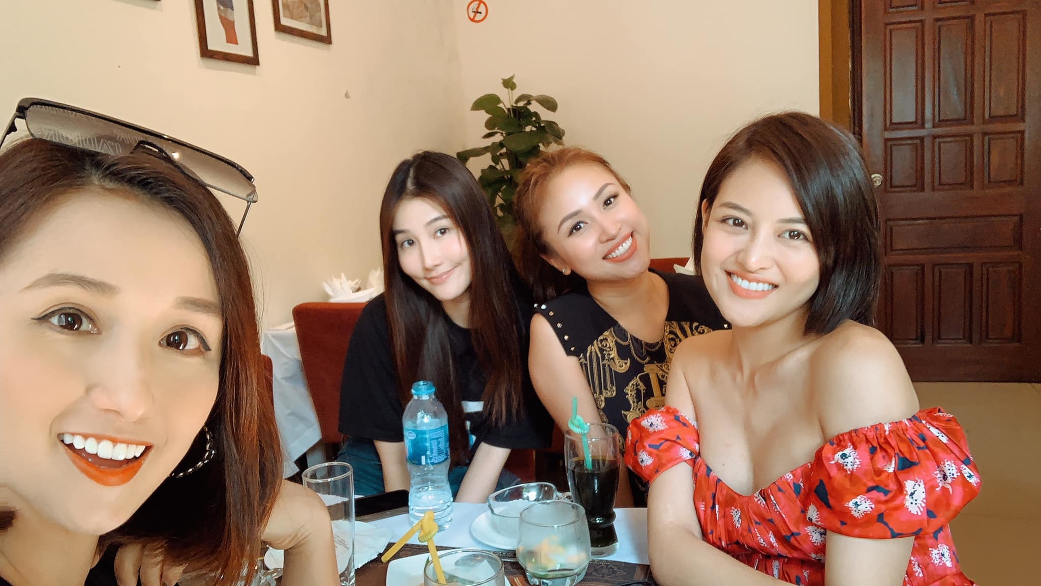 MC Hoàng Linh kỷ niệm 5 năm bên ông xã và các con - Hình 13