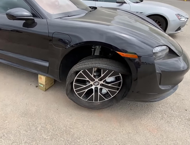 Mở bán chưa bao lâu, Porsche Taycan đã có phiên bản sắt vụn - Hình 4