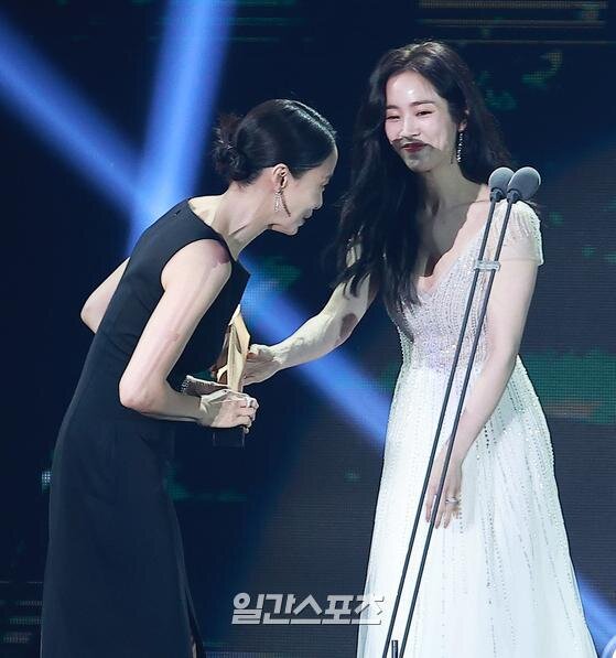 Sân khấu Baeksang 2020: Han Ji Min khoe vòng một quyến rũ, Kim Soo Hyun điển trai, Im Siwan tình tứ nắm tay Kim Yoo Jung - Hình 4