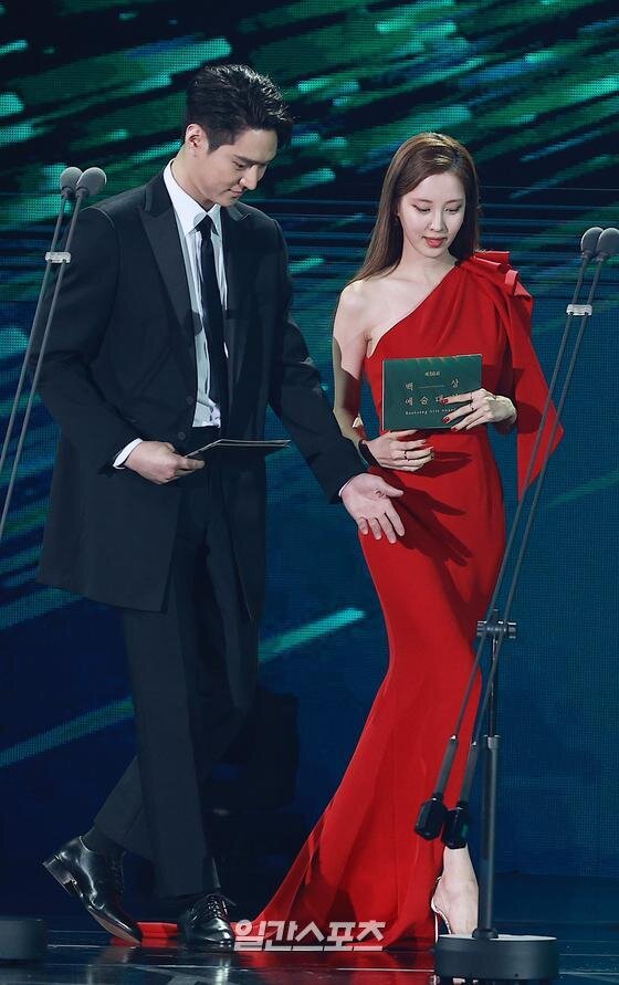 Sân khấu Baeksang 2020: Han Ji Min khoe vòng một quyến rũ, Kim Soo Hyun điển trai, Im Siwan tình tứ nắm tay Kim Yoo Jung - Hình 9