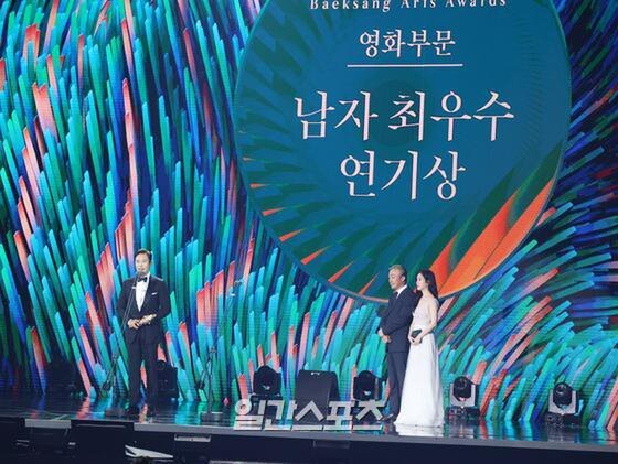 Sân khấu Baeksang 2020: Han Ji Min khoe vòng một quyến rũ, Kim Soo Hyun điển trai, Im Siwan tình tứ nắm tay Kim Yoo Jung - Hình 7