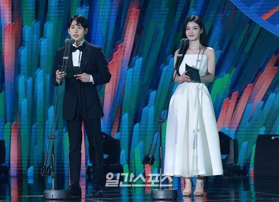 Sân khấu Baeksang 2020: Han Ji Min khoe vòng một quyến rũ, Kim Soo Hyun điển trai, Im Siwan tình tứ nắm tay Kim Yoo Jung - Hình 15