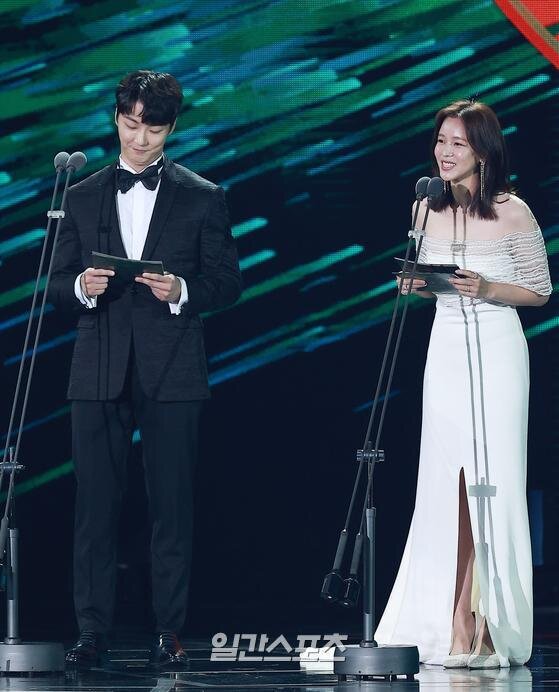 Sân khấu Baeksang 2020: Han Ji Min khoe vòng một quyến rũ, Kim Soo Hyun điển trai, Im Siwan tình tứ nắm tay Kim Yoo Jung - Hình 18