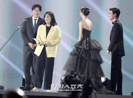 Sân khấu Baeksang 2020: Han Ji Min khoe vòng một quyến rũ, Kim Soo Hyun điển trai, Im Siwan tình tứ nắm tay Kim Yoo Jung - Hình 11