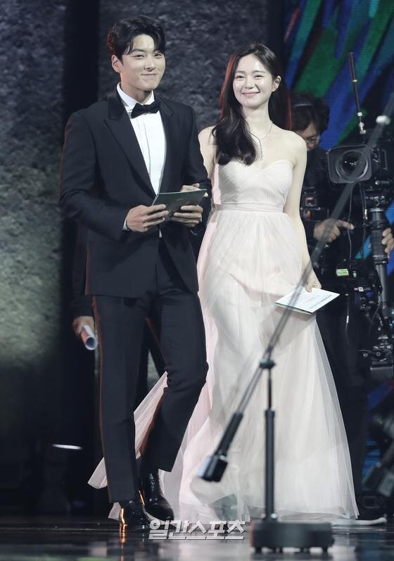 Sân khấu Baeksang 2020: Han Ji Min khoe vòng một quyến rũ, Kim Soo Hyun điển trai, Im Siwan tình tứ nắm tay Kim Yoo Jung - Hình 14