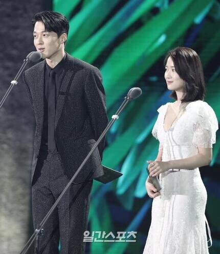 Sân khấu Baeksang 2020: Han Ji Min khoe vòng một quyến rũ, Kim Soo Hyun điển trai, Im Siwan tình tứ nắm tay Kim Yoo Jung - Hình 19