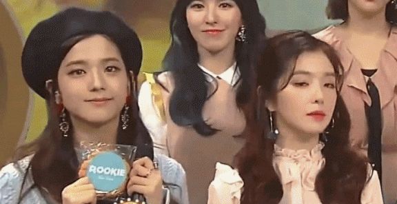 Khoảnh khắc Jisoo (BLACKPINK) và Irene (Red Velvet) đọ sắc tại show âm nhạc bỗng hot trở lại, bảo là thành viên cùng nhóm hẳn ai cũng tin! - Hình 1