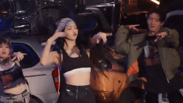 Lisa đánh úp video nhảy mới: Hoá thành hip-hop girl cover nhạc Chris Brown, vừa sexy vừa ngầu như đang xem MV của nghệ sĩ US-UK! - Hình 6