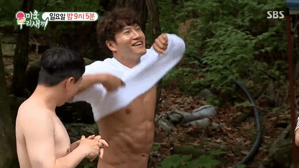 Kim Jong Kook lại gây sốt với màn khoe body 6 múi trên show thực tế - Hình 4