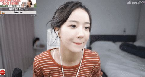 Lên sóng ngồi buộc tóc sơ sơ, nữ streamer xinh đẹp được donate tới 8 tỷ trong vài giờ khiến fan choáng váng - Hình 4