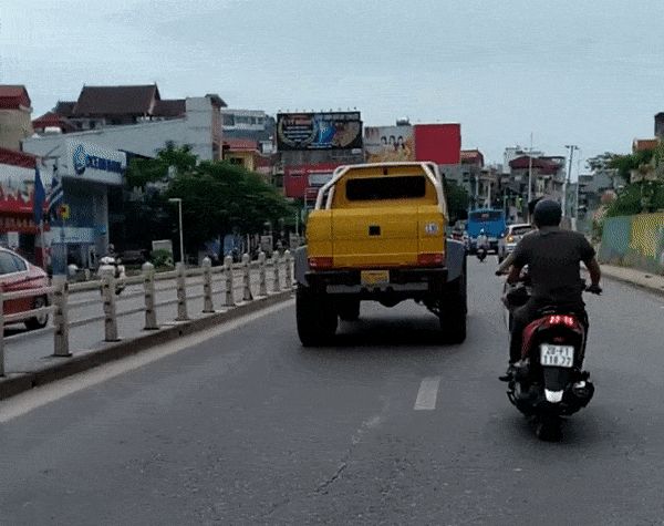 Mercedes-Benz G63 AMG 6x6 đầu tiên Việt Nam lăn bánh ra phố: Kích thước khổng lồ, biển số gây chú ý - Hình 3