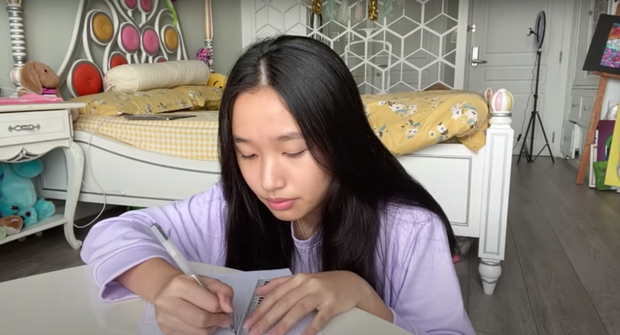 Jenny Huỳnh - Thiên Thư: Đều là tiểu thư nhà giàu học cấp 2 nổi như cồn trên Youtube, bạn là fan ai? - Hình 8