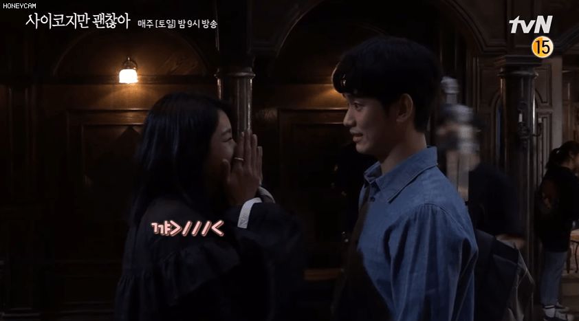 Kim Soo Hyun công khai ôm ấp Seo Ye Ji siêu tình tứ ở hậu trường Điên Thì Có Sao - Hình 2