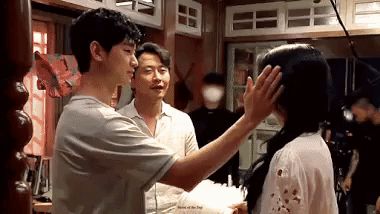 Hậu trường tình tứ của Kim Soo Hyun và 'điên nữ' Seo Ye Ji - Hình 1