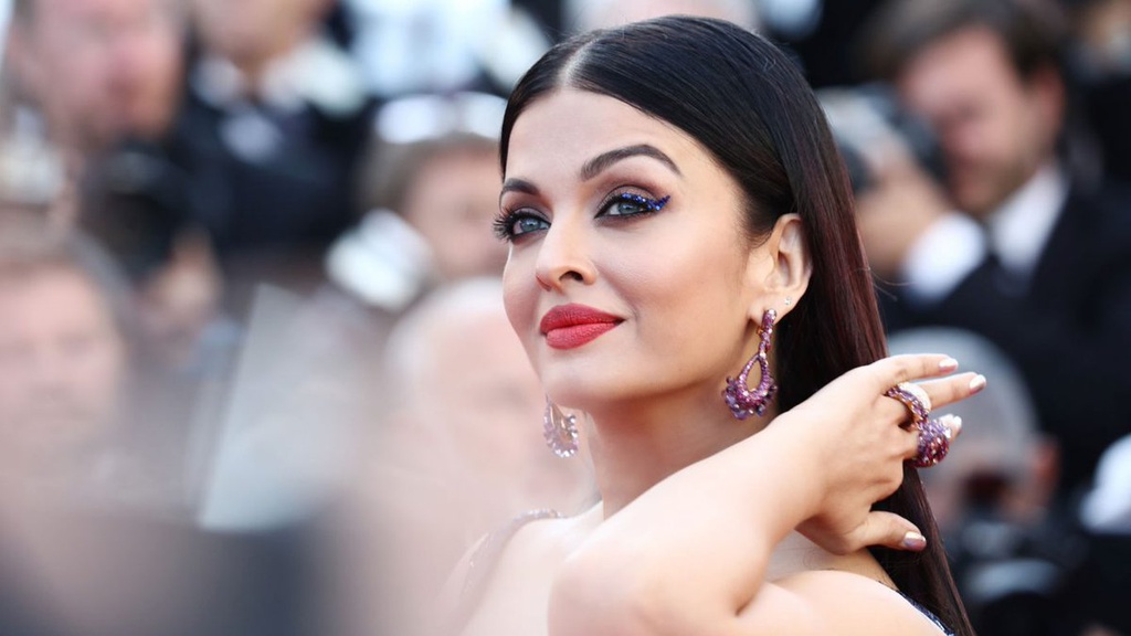 Aishwarya Rai hoa hậu đẹp nhất thế giới và lễ cưới với cây vì hủ tục - Sao  châu Á - Việt Giải Trí