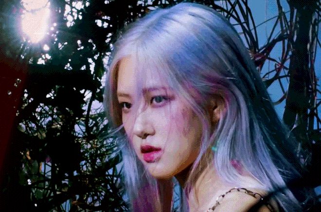 Hé lộ danh tính người chọn cho Rosé (BLACKPINK) màu tóc tím khói gây bão toàn cầu - Hình 1