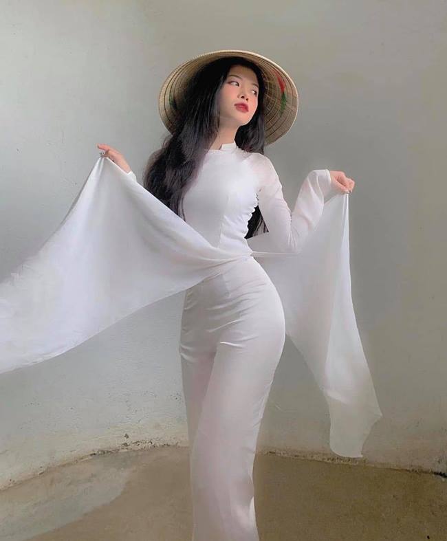 Nữ sinh Việt nổi như cồn vì quá xinh trong áo dài trắng ngày bế giảng - Hình 2