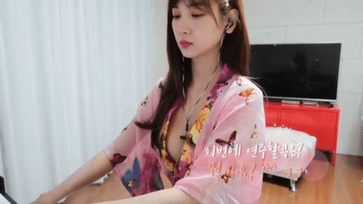 Thả rông vòng một với kimono trên sóng, nữ Youtuber chỉ ngồi đánh đàn cũng hút cả trăm nghìn người theo dõi - Hình 5