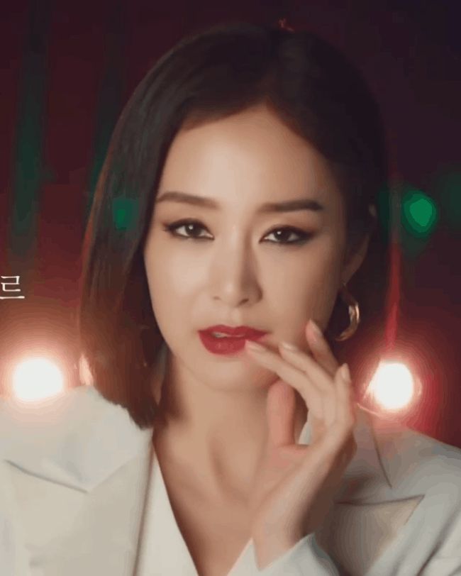 Ở tuổi 40, Kim Tae Hee với hình ảnh nữ tổng tài tái hiện kiểu tóc ngắn từng gây sốt 5 năm trước, nhưng nhan sắc hiện tại mới khiến fan rụng rời - Hình 2