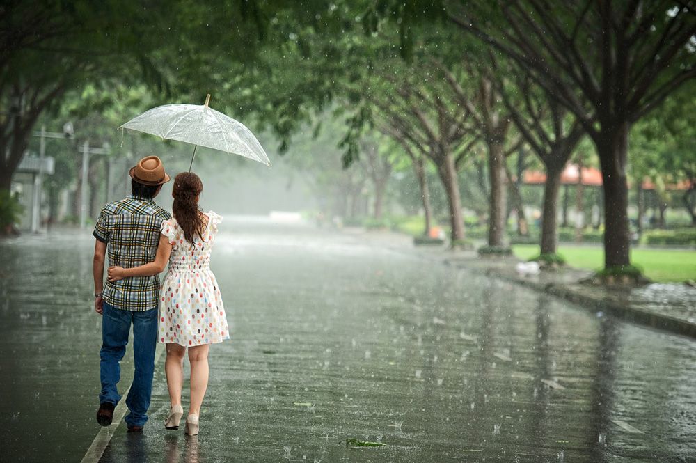 Cô gái đứng dưới mưa, sao lại không thú vị và đầy cảm hứng? Hình ảnh ấy hứa hẹn sẽ mang đến cho bạn những khoảnh khắc đầy hứng khởi và quyến rũ. Cùng nhau chiêm ngưỡng cô gái tràn đầy năng lượng và sức sống dưới mưa nhé!