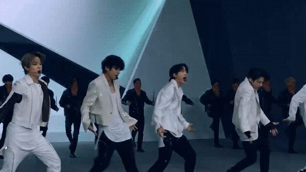 Diễn bản hit ON sau 5 tháng, BTS làm fan nức nở vì khoe tài hát nhảy đỉnh cao, sân khấu còn hoành tráng không thua show âm nhạc - Hình 1