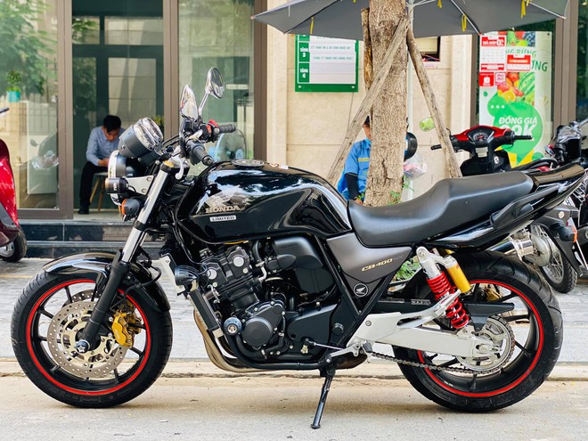 Honda CB400 SF độ phong cách cafe racer ra lò từ garage Tự Thanh Đa