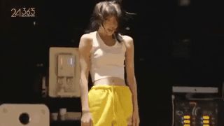 Lisa lại làm fan u mê với đoạn clip dance quyến rũ, nhưng đừng ai chú ý đến tiếng hét thất thanh của em út BLACKPINK khi nhảy sai nhé! - Hình 10