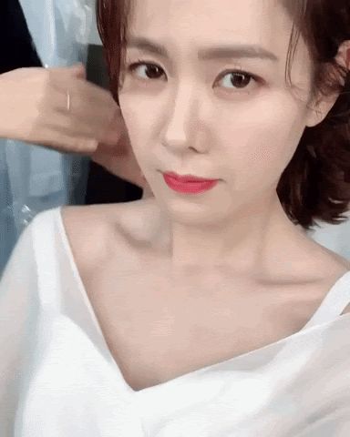 Son Ye Jin lộ clip mặc váy cưới ngồi trang điểm, khiến dân tình náo loạn - Hình 2