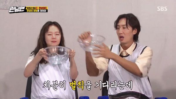 2 thánh chơi dơ chung team: Jeon So Min nhúng cả bàn chân vào tô nước để trả thù Lee Kwang Soo - Hình 1