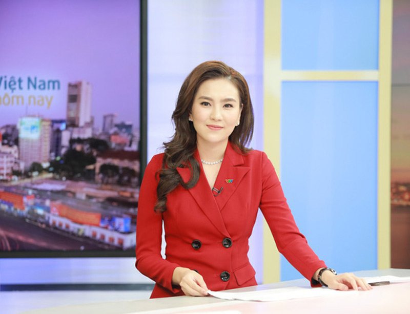 Ăn mặc chỉn chu lên sóng, đâu biết dàn BTV của VTV lại chỉ mang chân đất, dép lê - Hình 1