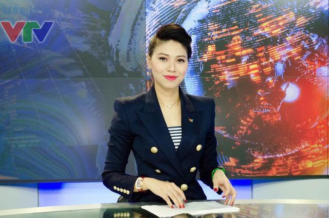 Ăn mặc chỉn chu lên sóng, đâu biết dàn BTV của VTV lại chỉ mang chân đất, dép lê - Hình 3