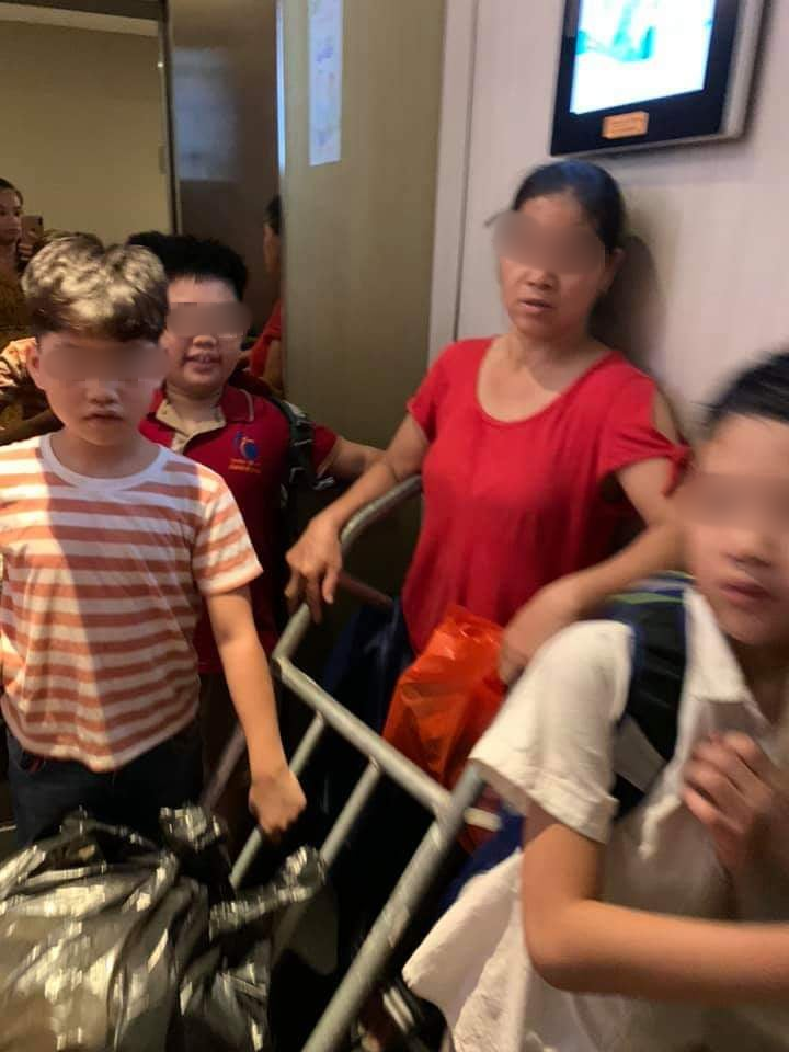 Chen chúc đẩy xe hàng vào thang máy chung cư đúng giờ cao điểm, người phụ nữ còn lớn tiếng quát tháo trẻ nhỏ khiến nhiều người bức xúc - Hình 2