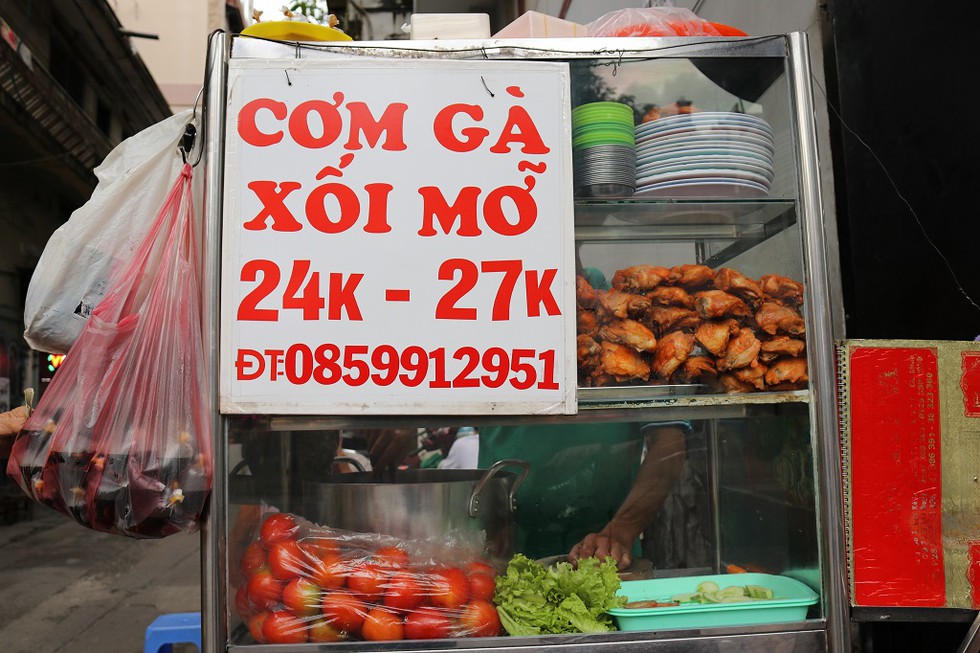 Cơm gà xối mỡ vỉa hè bán 4 tiếng hết sạch sành sanh - Hình 3