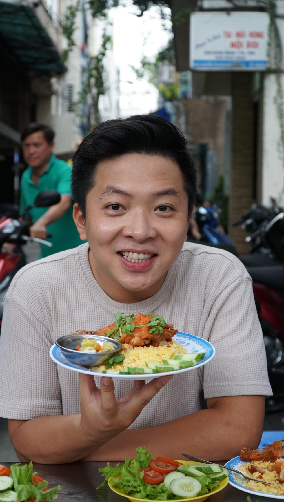 Cơm gà xối mỡ vỉa hè bán 4 tiếng hết sạch sành sanh - Hình 8