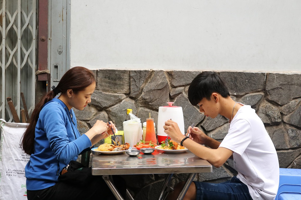 Cơm gà xối mỡ vỉa hè bán 4 tiếng hết sạch sành sanh - Hình 2