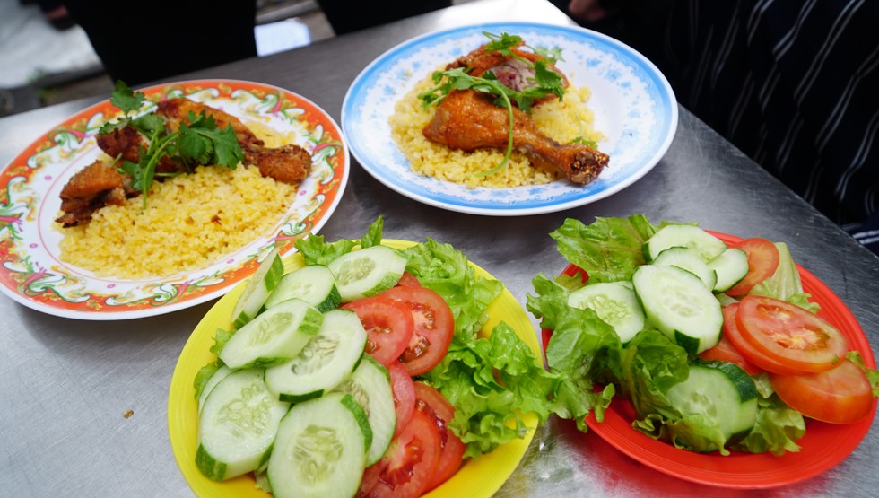 Cơm gà xối mỡ vỉa hè bán 4 tiếng hết sạch sành sanh - Hình 7