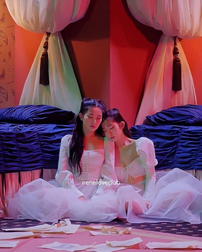 Đụng hàng Lisa cool ngầu nhưng Irene lại xinh như công chúa, vừa khoe được eo vừa lấp ló vòng 1 gợi cảm - Hình 4