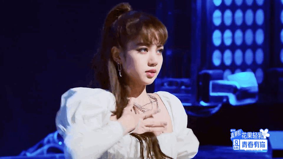 Đụng hàng Lisa cool ngầu nhưng Irene lại xinh như công chúa, vừa khoe được eo vừa lấp ló vòng 1 gợi cảm - Hình 3